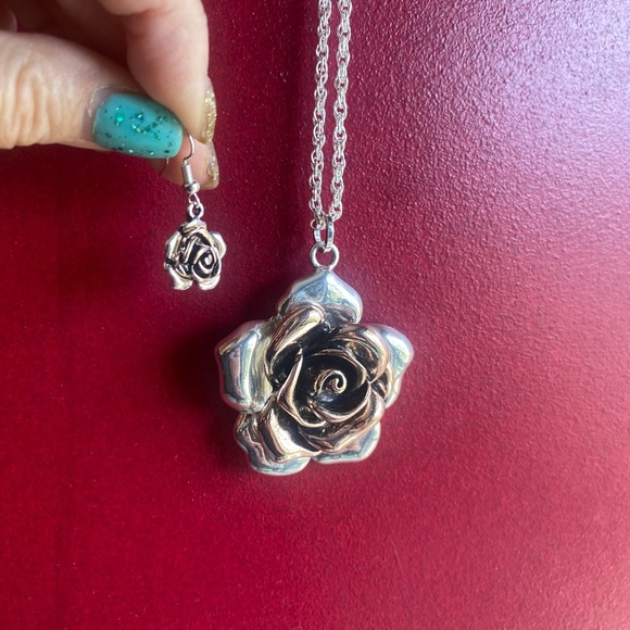 Calling all rose lovers rose statement silver necklace & smaller earrings set - Picture 3 of 5